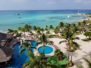 Un camping avec piscine naturelle et plage privée.