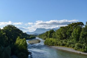 Un séjour en camping dans la Drôme, offrant un accès facile aux sentiers de randonnée et aux sites touristiques locaux.